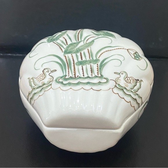 Handpainted Ducks & Lilies Porcelain Scalloped Shell Lidded Trinket Box - Picture 3 of 16